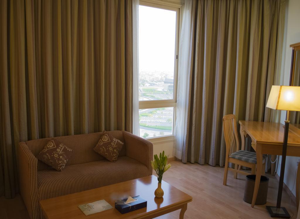 Le Royal Express Salmiya Hotell Exteriör bild